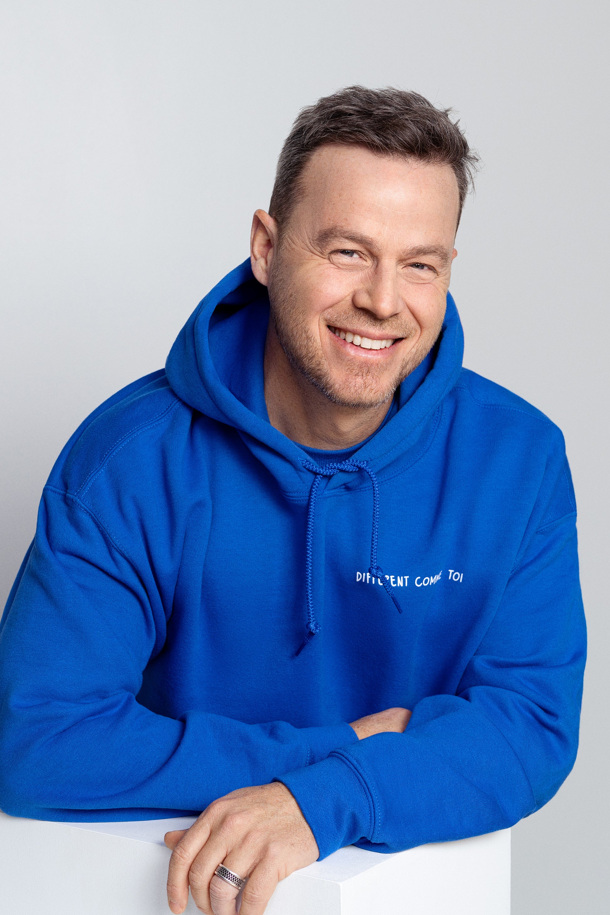 Chandail à capuchon ouaté unisexe à slogan, Différent comme && BLEU