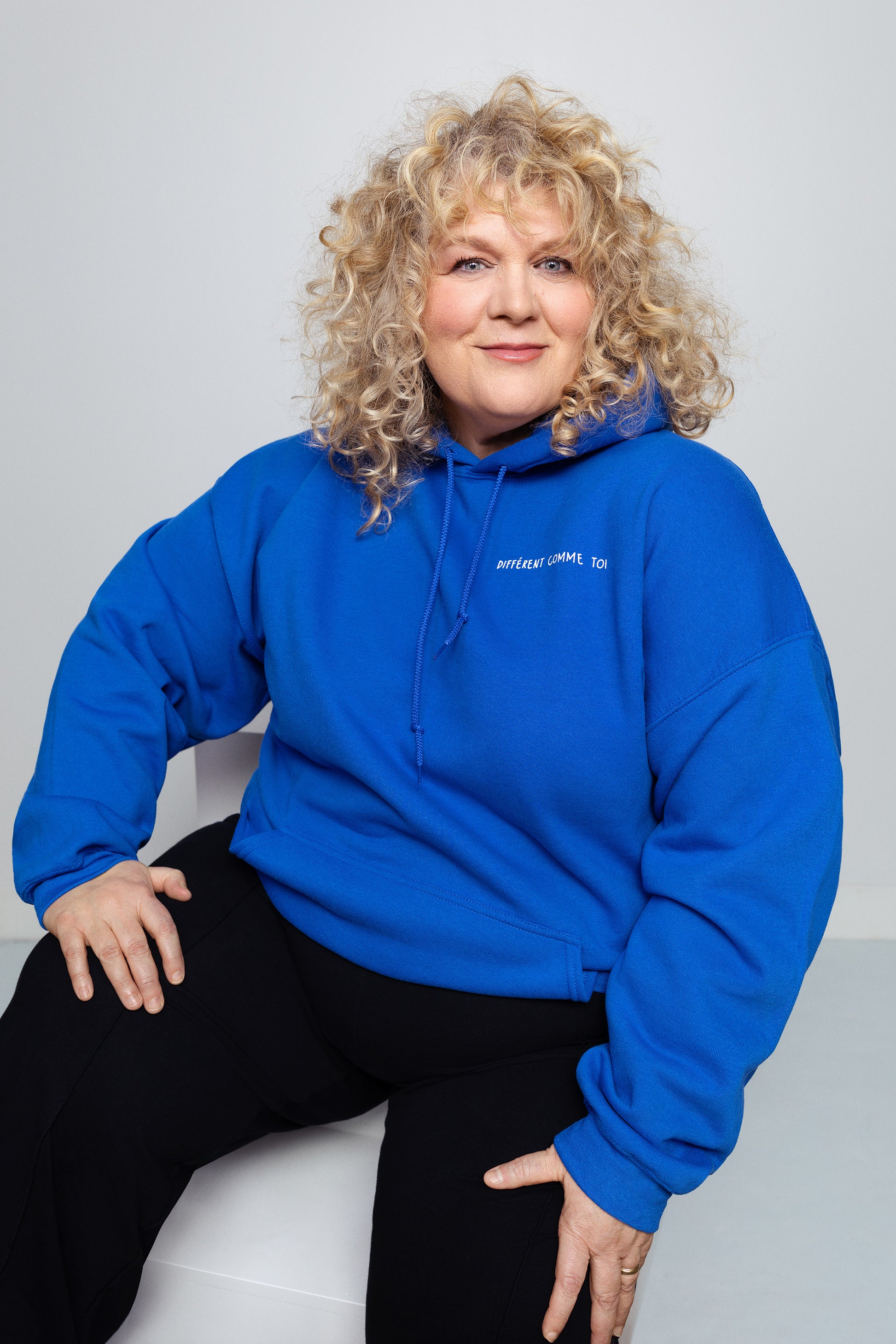 Chandail à capuchon ouaté unisexe à slogan, Différent comme && BLEU