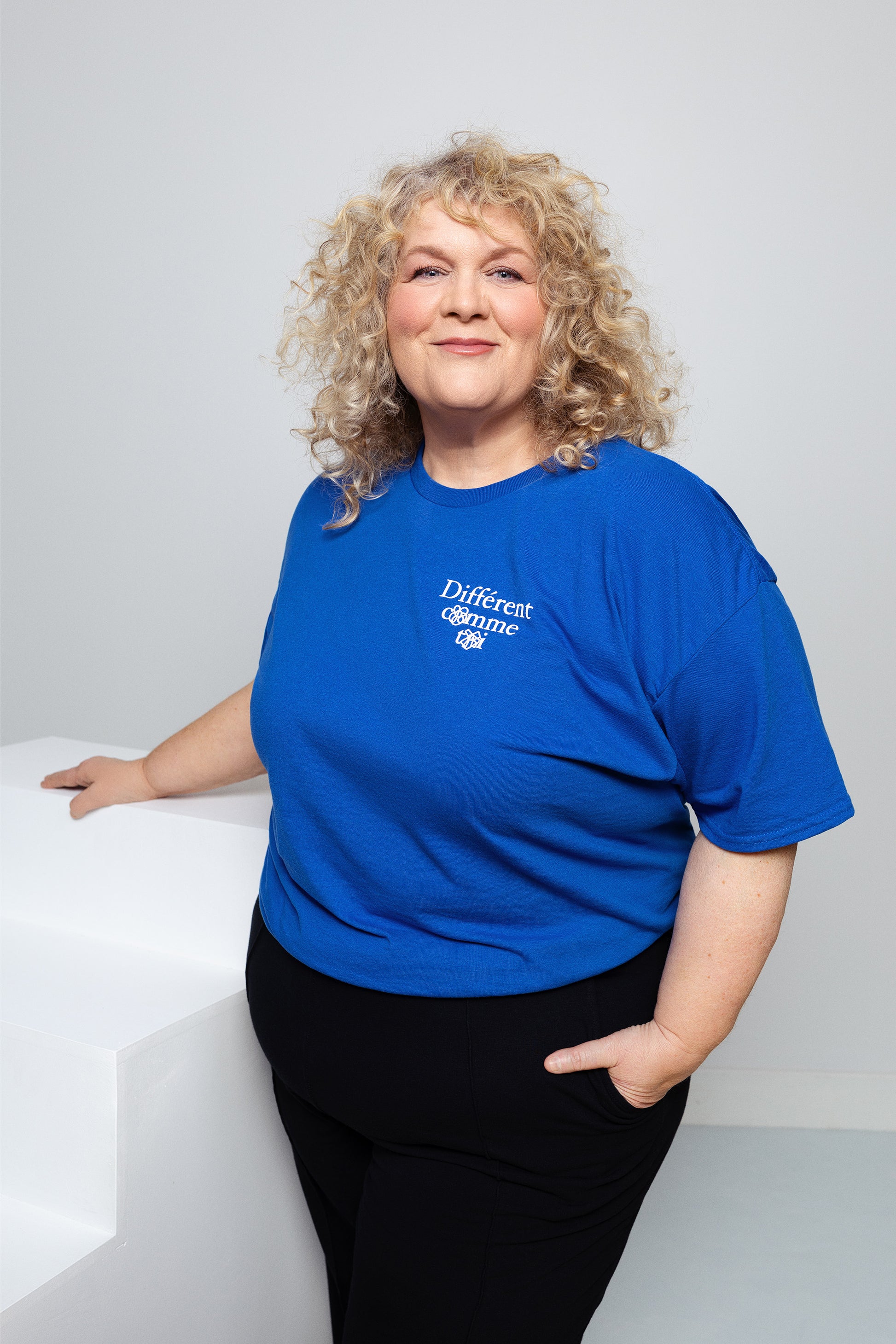 T-shirt unisexe col rond à imprimé au dos, Différent comme t && BLEU