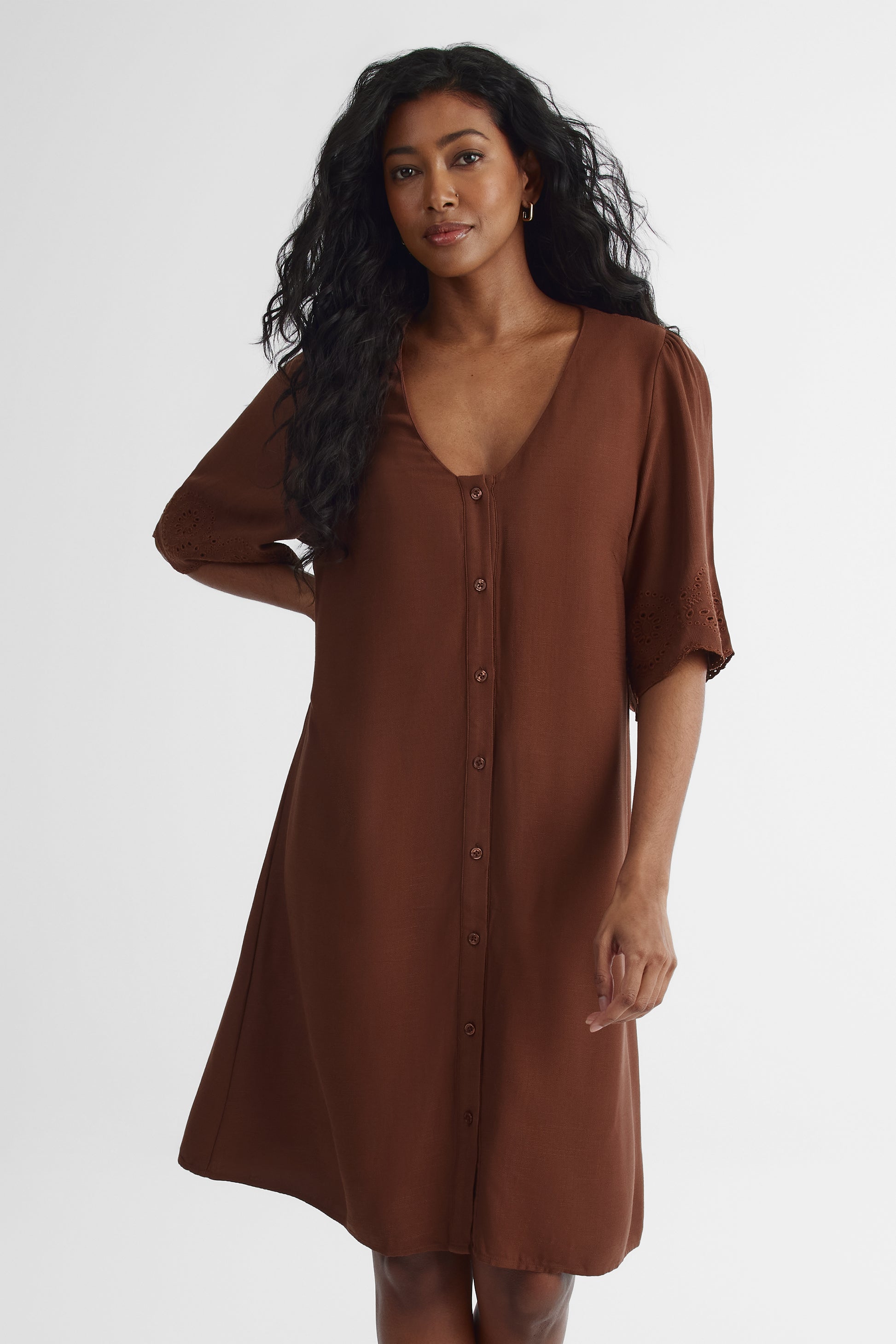 Robe à manches courtes avec boutons - Femme && BRUN