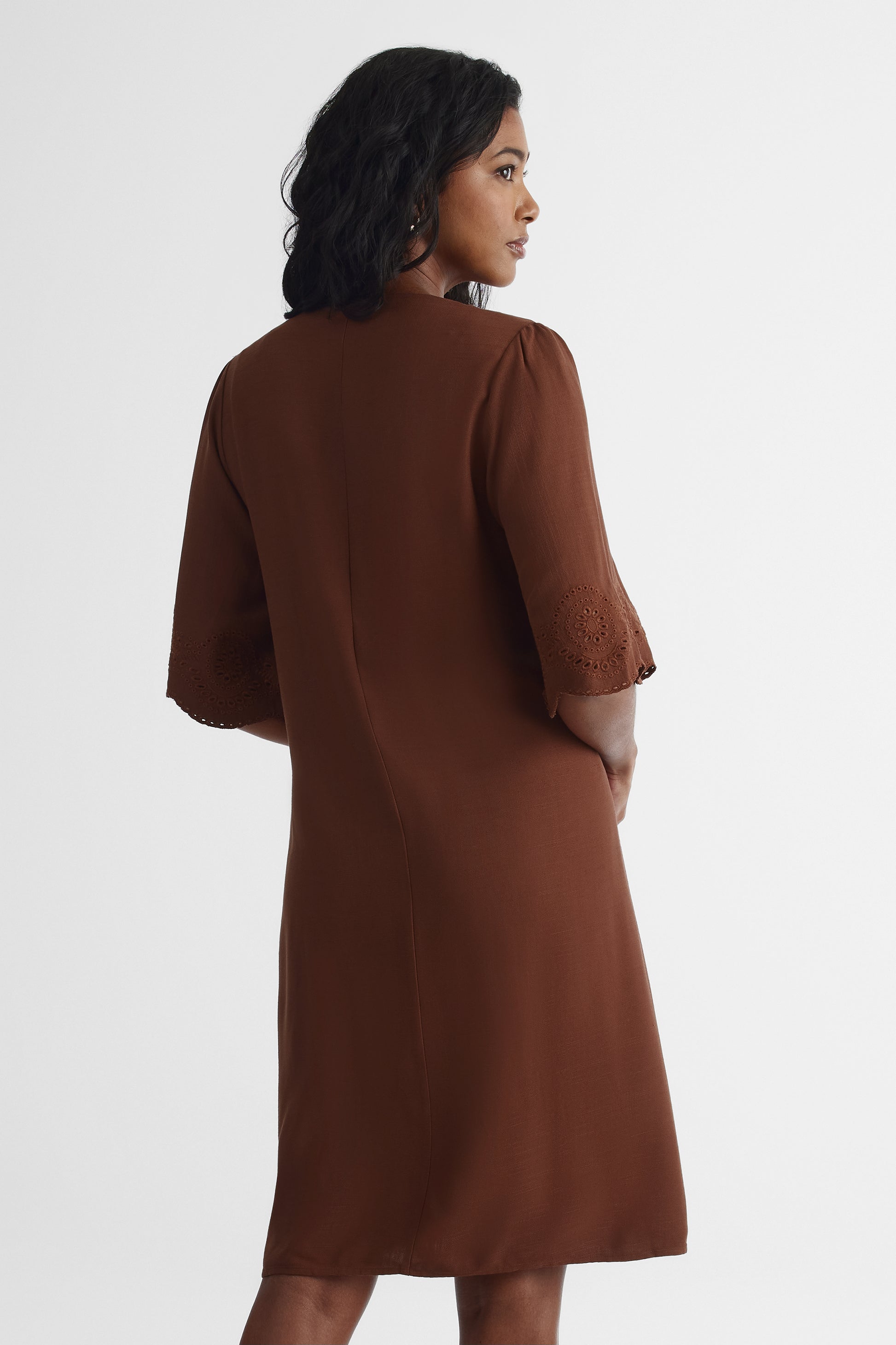 Robe à manches courtes avec boutons - Femme && BRUN