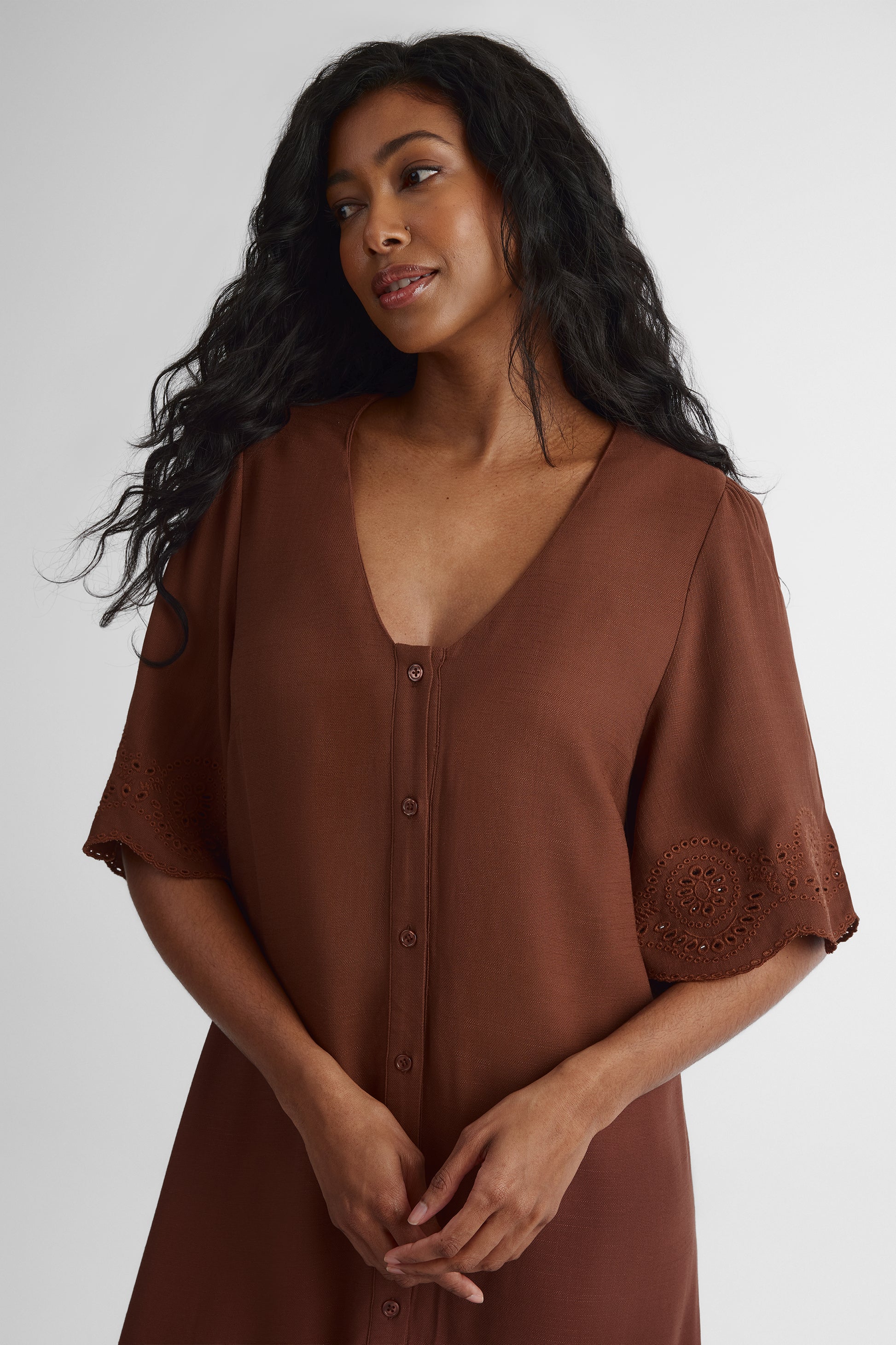 Robe à manches courtes avec boutons - Femme && BRUN