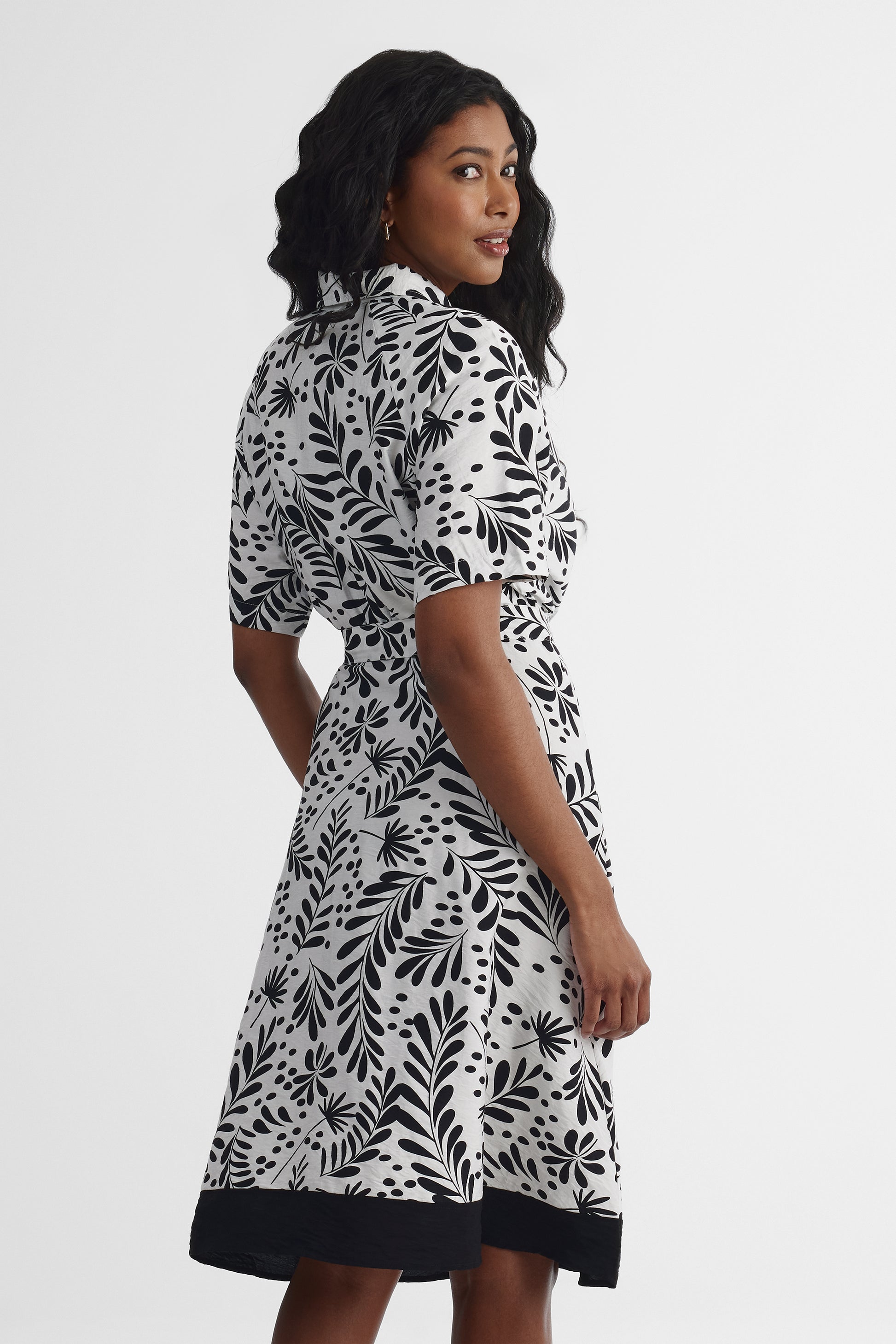 Robe à manches courtes avec ceinture - Femme && NOIR/MULTI