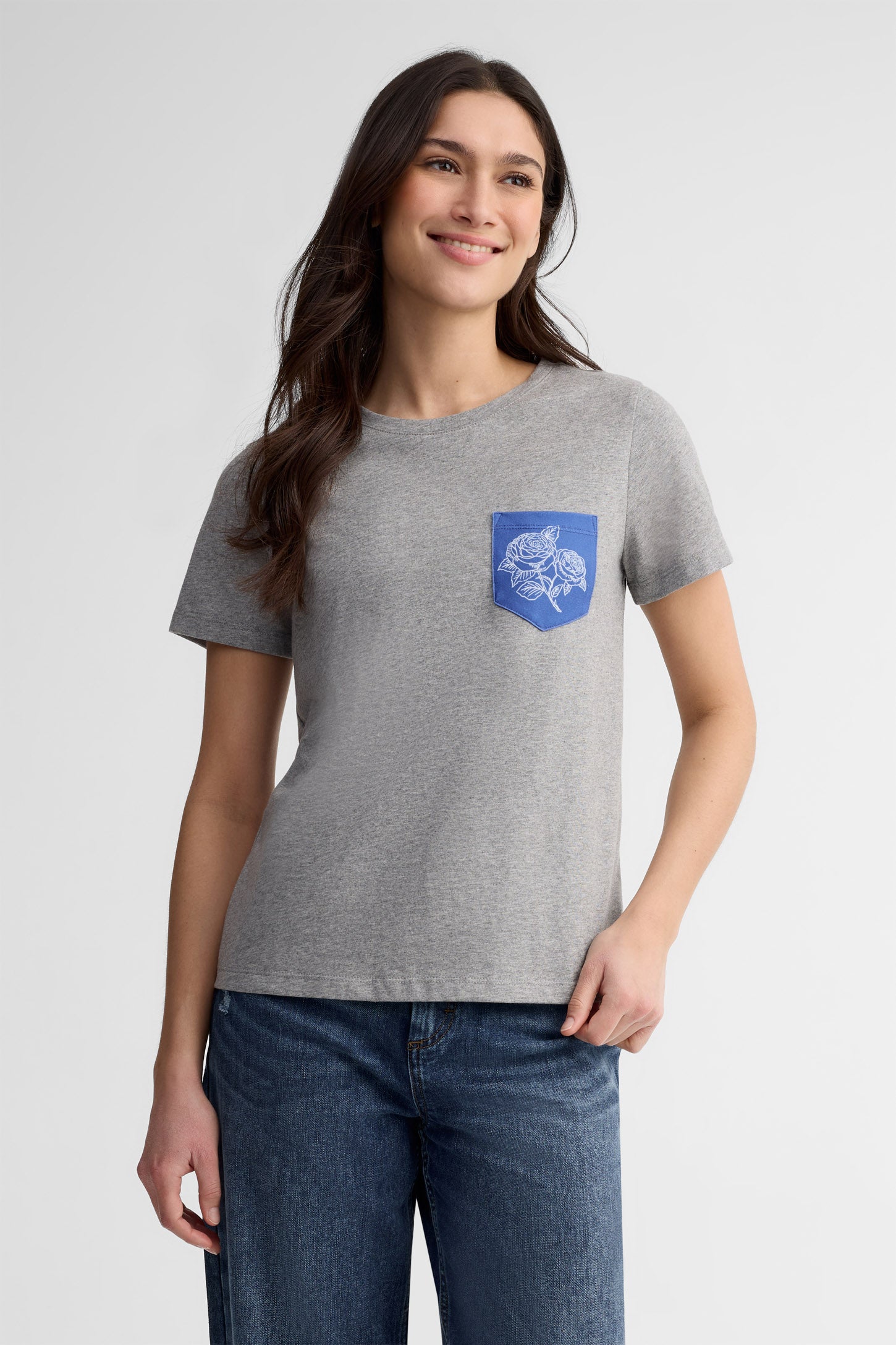 T-shirt à poche coton, 2/30$ - Femme && GRIS