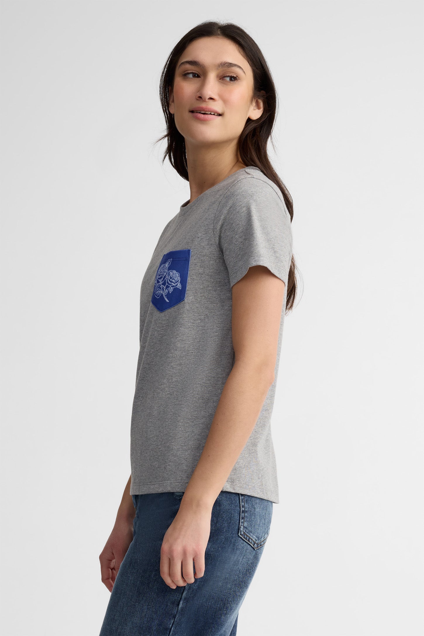 T-shirt à poche coton, 2/30$ - Femme && GRIS