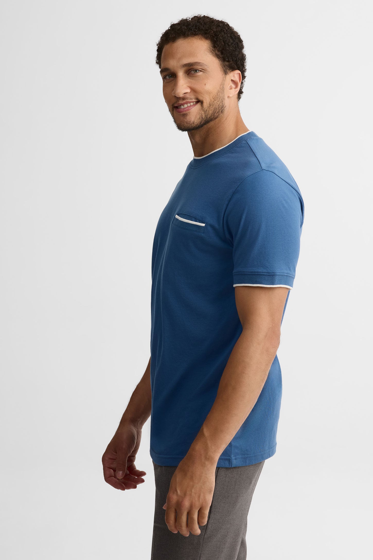 T-shirt col rond à poche, 2/30$ - Homme && BLEU FONCE