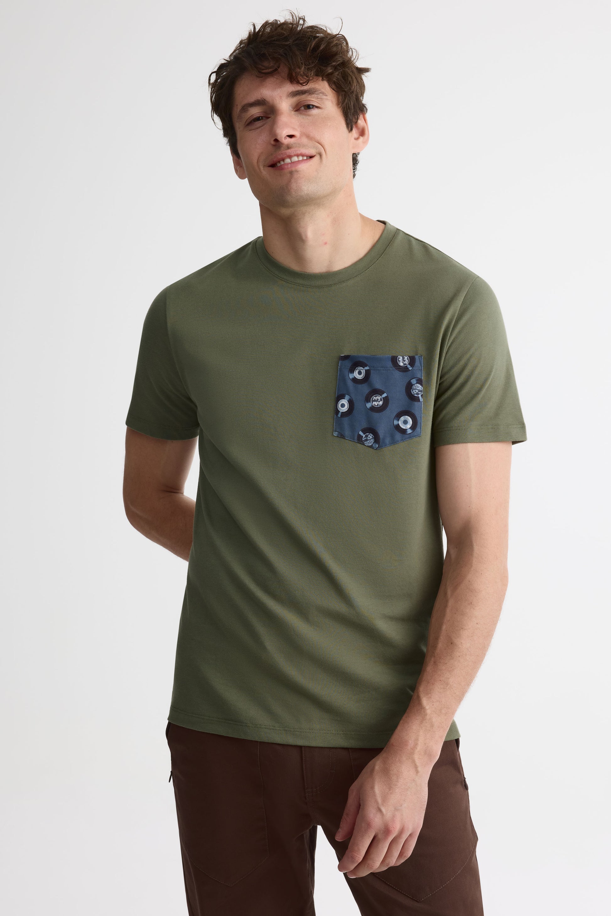 T-shirt à poche 2/30$ – Homme && KAKI