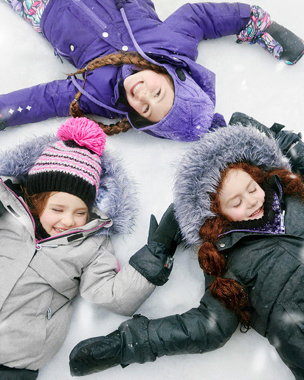 Enfants Dans La Neige Un Petit Garçon En Vêtements D'hiver Donne Un Cadeau  Sous Forme De Coeur à Une Petite Fille